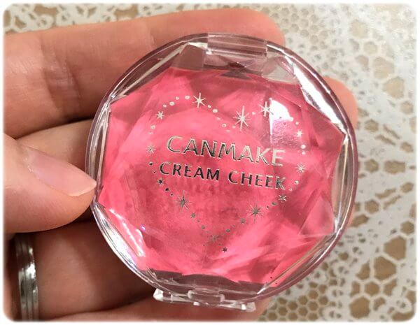 キャンメイク クリームチーク手に持った感じ