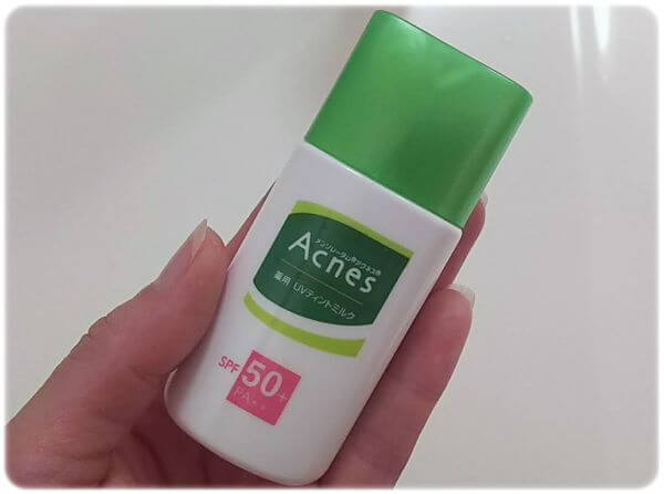 アクネスニキビ予防薬用UVティントミルク手に持ったサイズ感