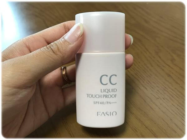 ファシオ CC リキッド手に持ったサイズ感