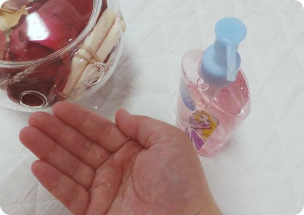 スピーディクレンジングオイル手に取る