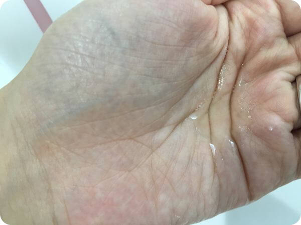クレンジングオイル手にとったところ