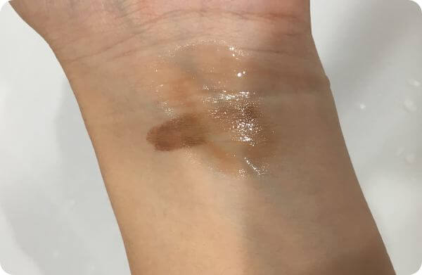 クレンジングオイルメイク落とし中