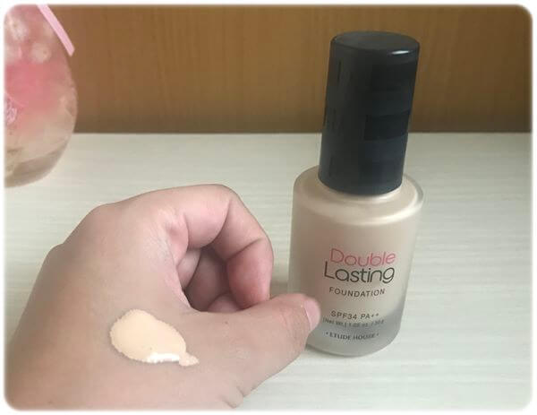 ダブルラスティング ファンデ手に塗る