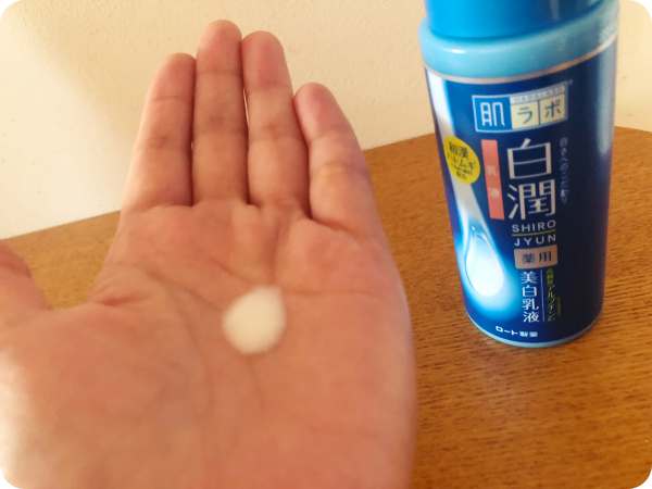 白潤薬用美白乳液手に取ったところ
