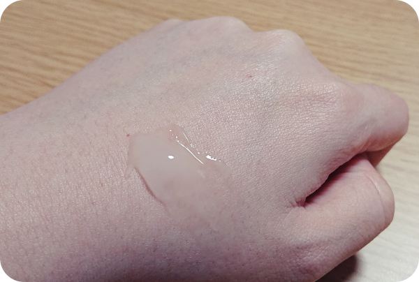 アロヴィヴィ ハトムギ保湿ゲル手に塗る
