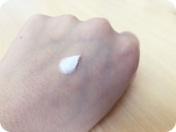 ニベアソフトスキンケアクリームL チューブ塗る