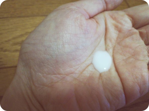 乳液しっとりタイプ手に取る