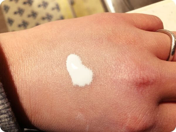 無印良品UVベースコントロールカラーブルー手につける