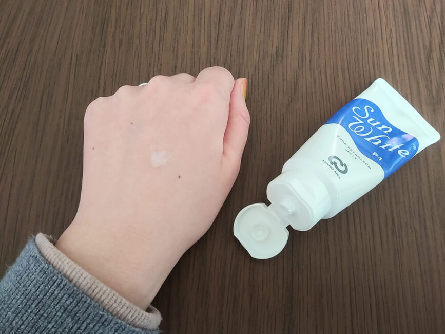 ベビーワセリンと比べ、保湿の持続力が高いと感じます。