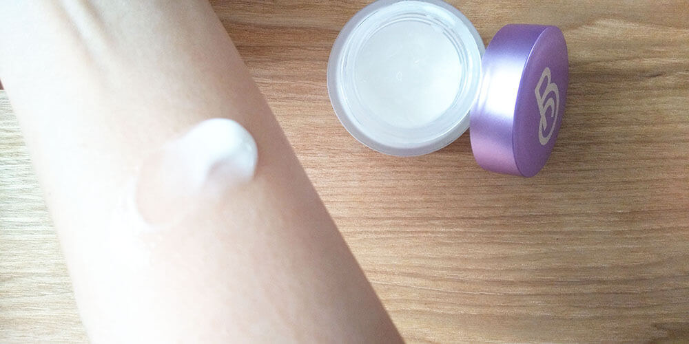少量でも十分潤って、肌にツヤも感じられます