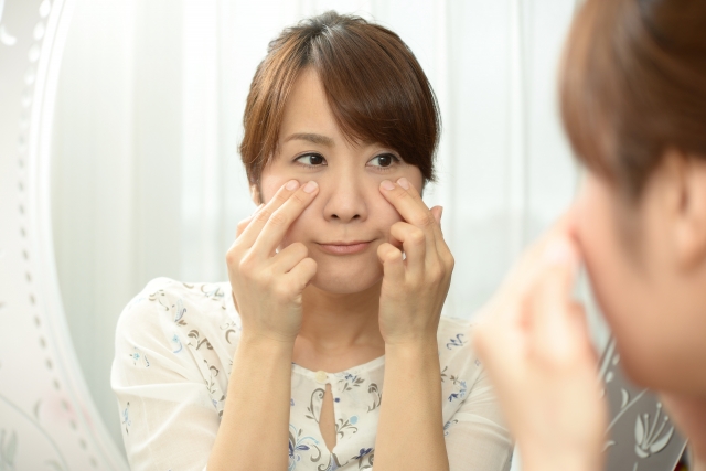 【もう悩まない】目の下のファンデーションがよれる原因と改善策